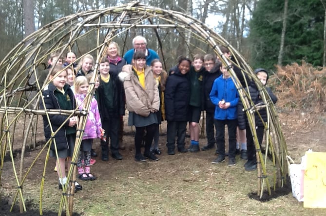 Pupils at St Matthew’s CE Primary School in Blackmoor in the willow dome they planted with Ganesh and Elaine of Ganesh Unlimited, February 2022.