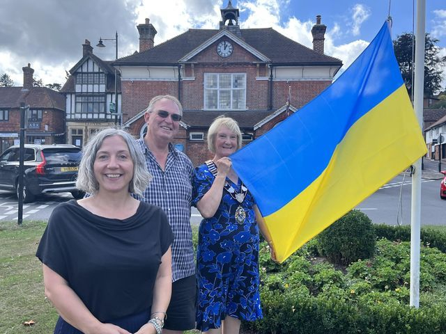 Haslemere mayor Councillor Jacquie Keen raises the Ukrainian flag