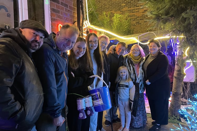 Katie Deak (right) donated £400 to Gail Whattingham (second right) to save Farnham’s ‘Christmas House’