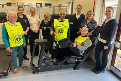 Alton Lions Club presents equipment to Alton Community Hospital 